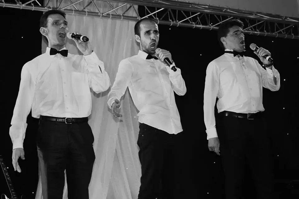 Tres cantantes de La Castafiore actuando con micrófono