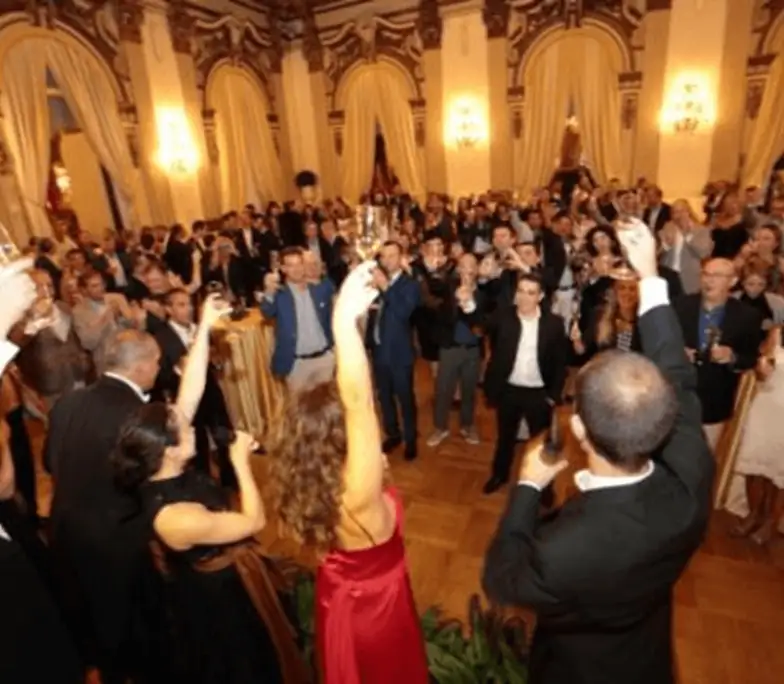 Los cantantes de La Castafiore actuando en un evento fuera del restaurante