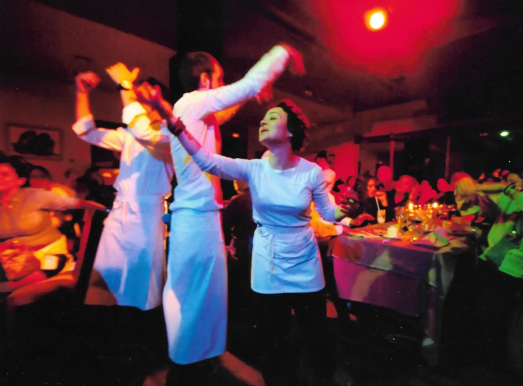Los camareros de La Castafiore bailan entre las mesas con la sala en plena fiesta
