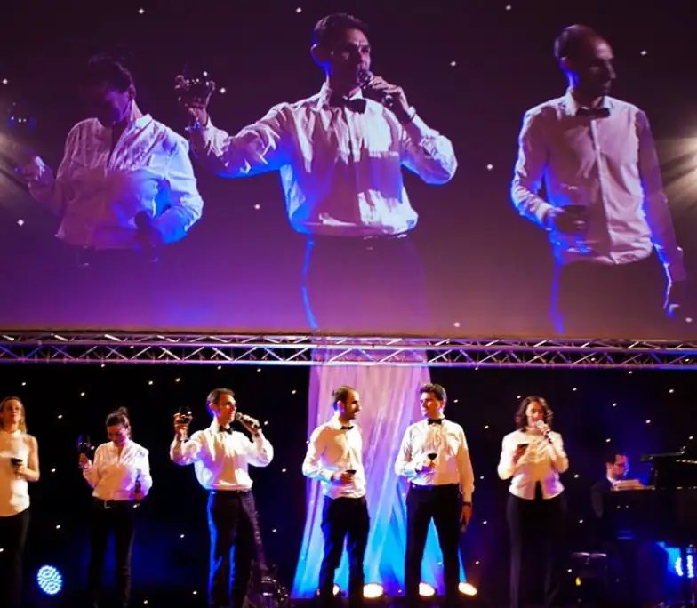 Los cantantes de La Castafiore actuando en un evento con brindis, cava en alto